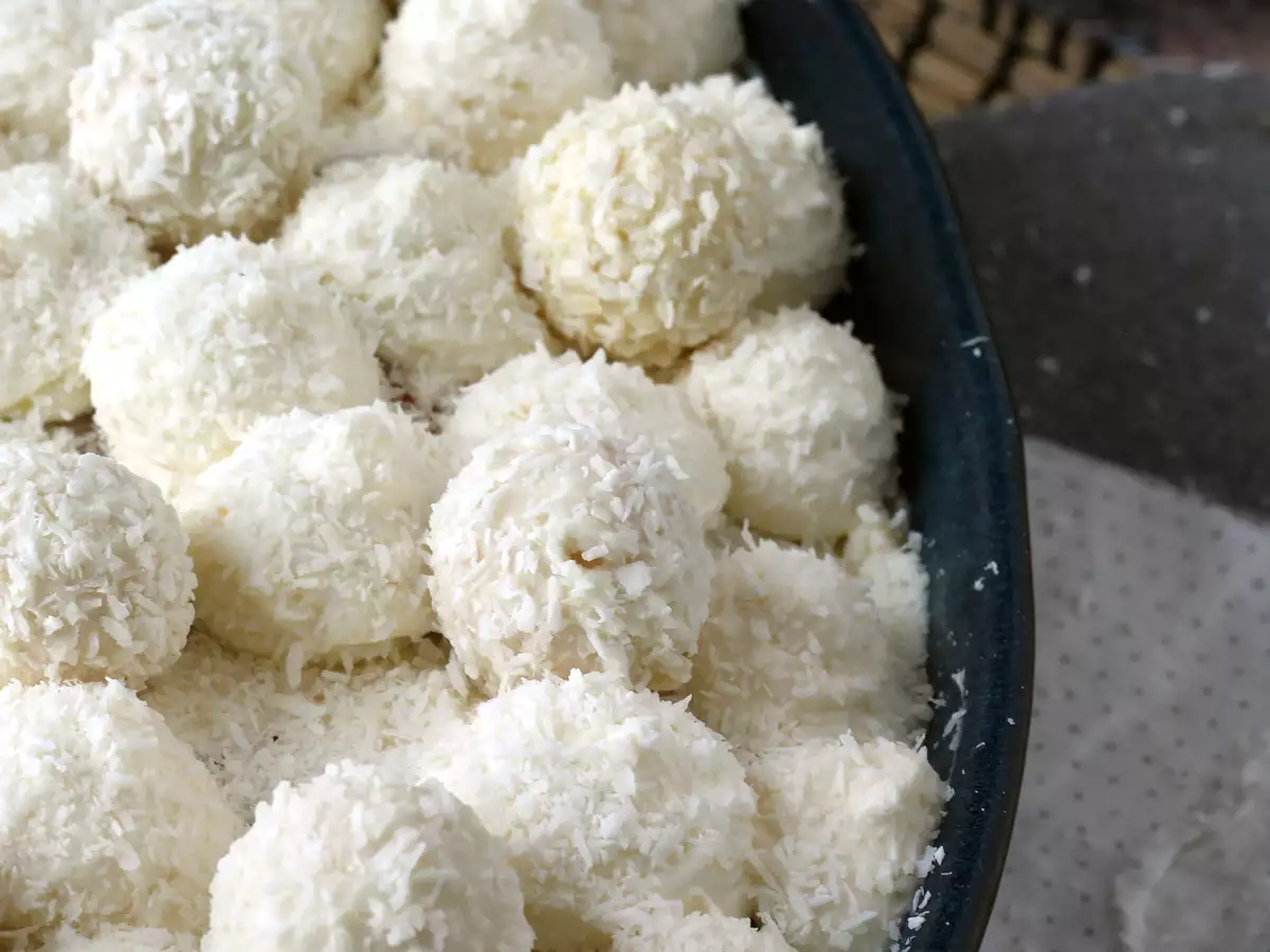 Kookos-tiramisu Raffaello-konvehdeilla - kuva 9