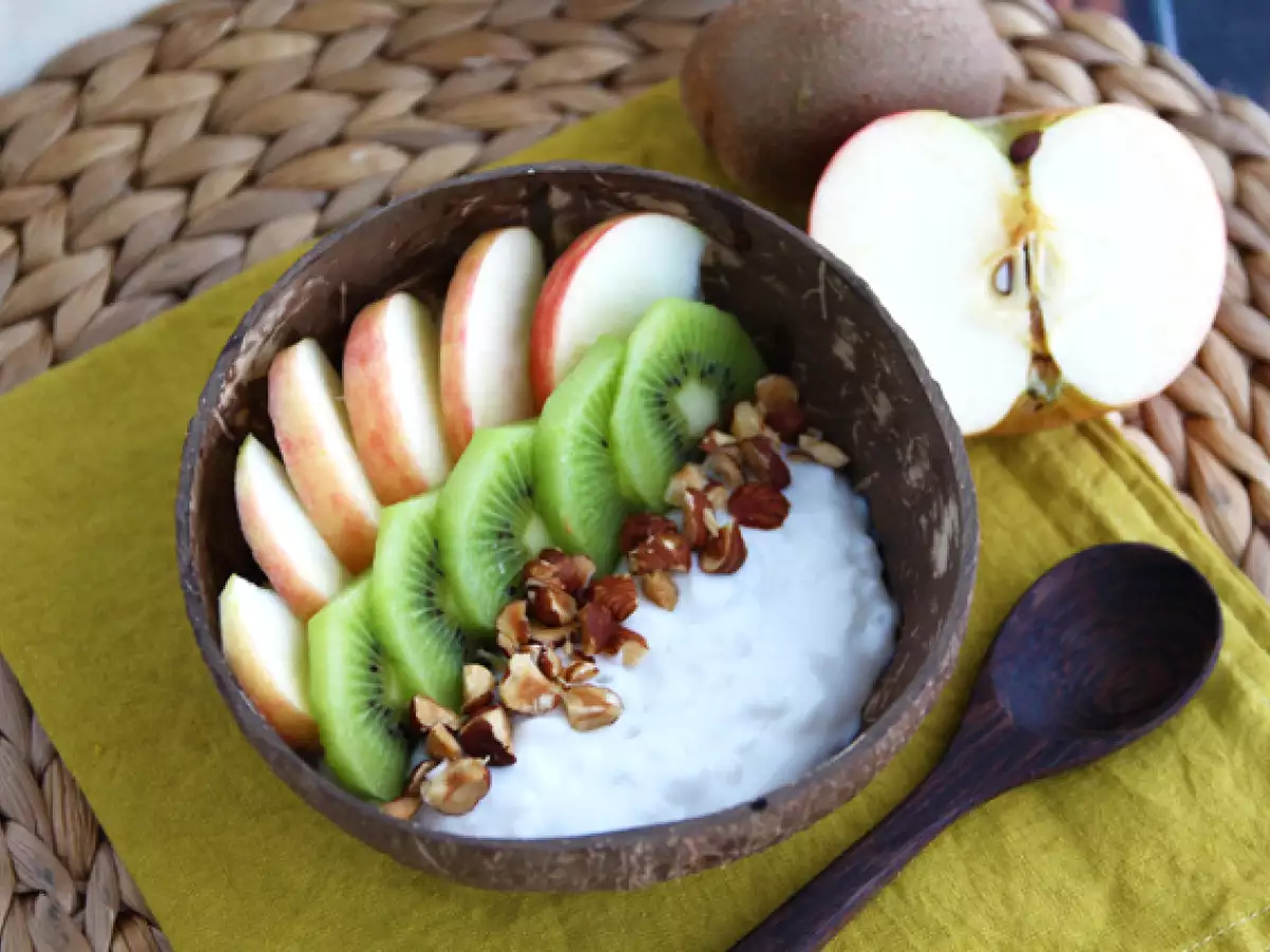 Kookosjogurttivälipala omenalla, kiivillä ja hasselpähkinöillä