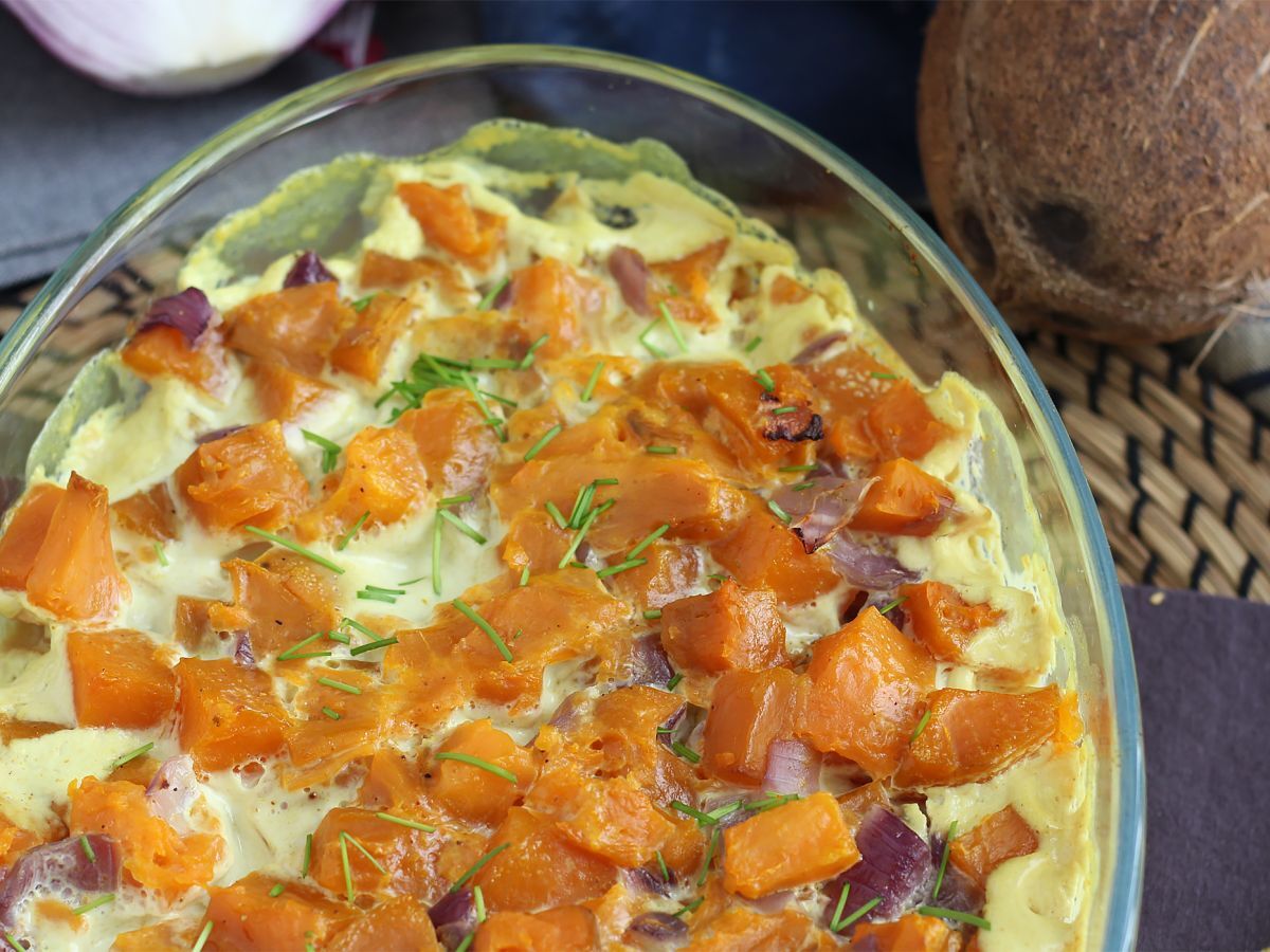 Kookosmaidolla ja currylla maustettu bataattigratiini