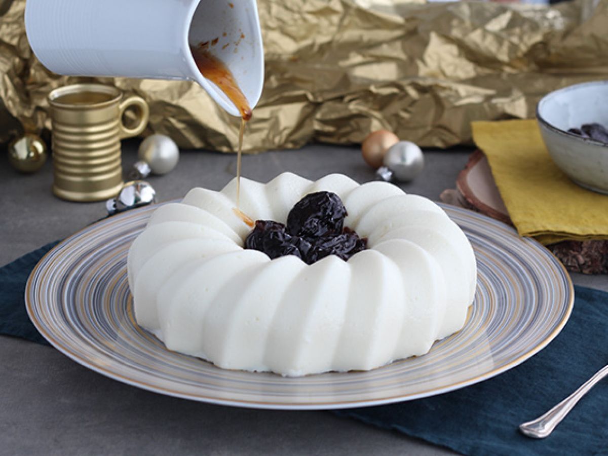 Kookospähkinäblancmange ja luumucoulis