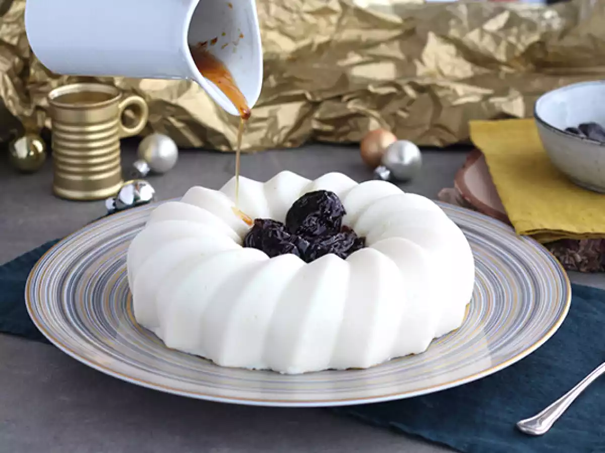 Kookospähkinäblancmange ja luumucoulis