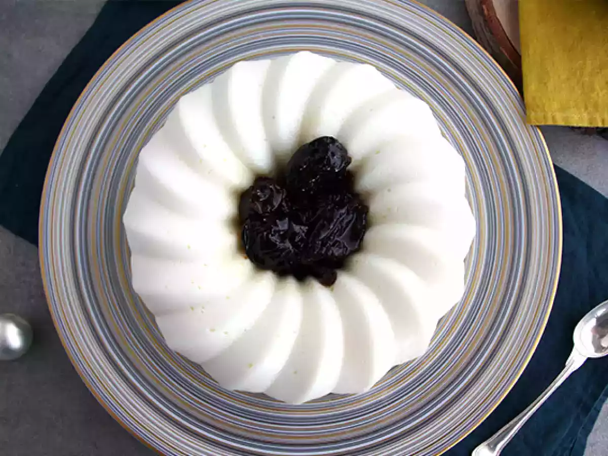 Kookospähkinäblancmange ja luumucoulis - kuva 4