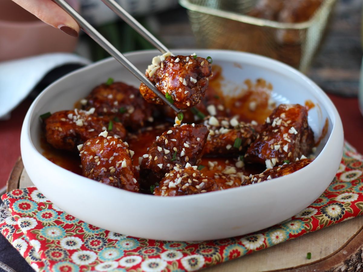 Korealaista paistettua kanaa mausteisella gochujang-kastikkeella - Dakgangjeong