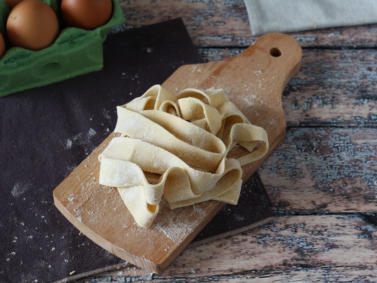 Kotitekoinen munapasta pappardelle: resepti vaihe vaiheelta