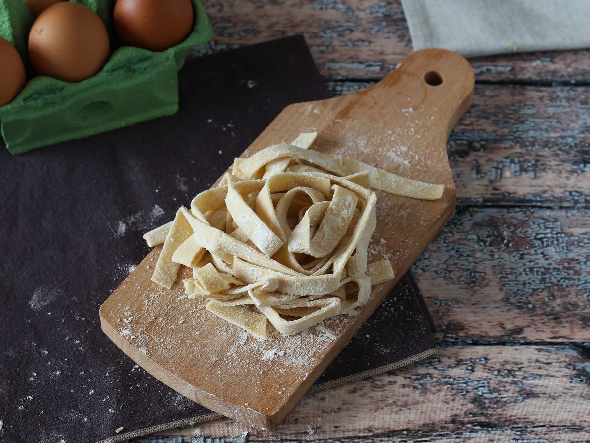 Kotitekoinen tagliatelle, menettely selitetään vaihe vaiheelta