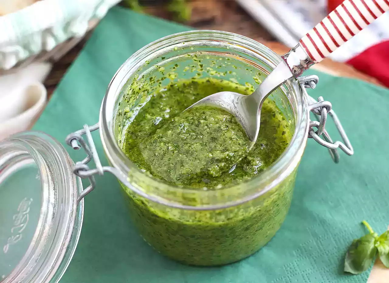 Kotitekoinen vihreä pesto - pesto alla genovese