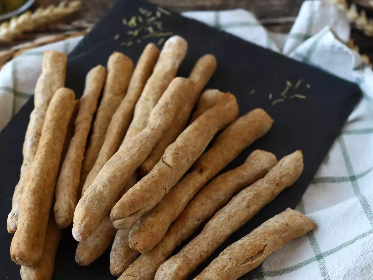 Kotitekoiset yrttigrissinit – terveelliset ja rapeat leipätikut - kuva 2