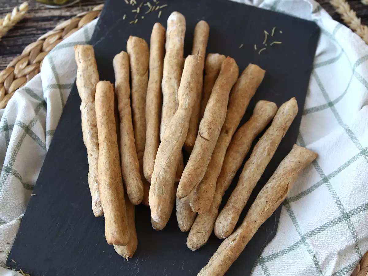 Kotitekoiset yrttigrissinit – terveelliset ja rapeat leipätikut - kuva 4