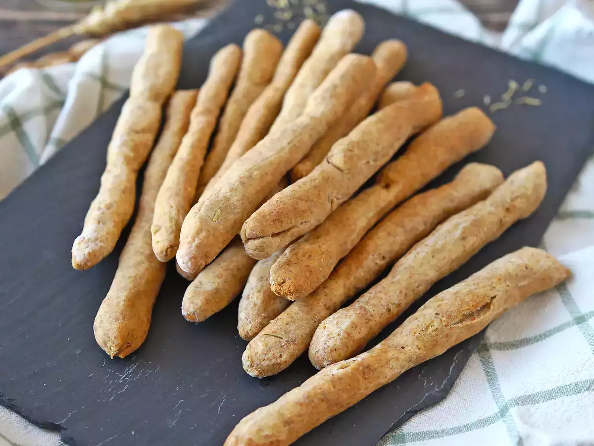 Kotitekoiset yrttigrissinit – terveelliset ja rapeat leipätikut - kuva 5