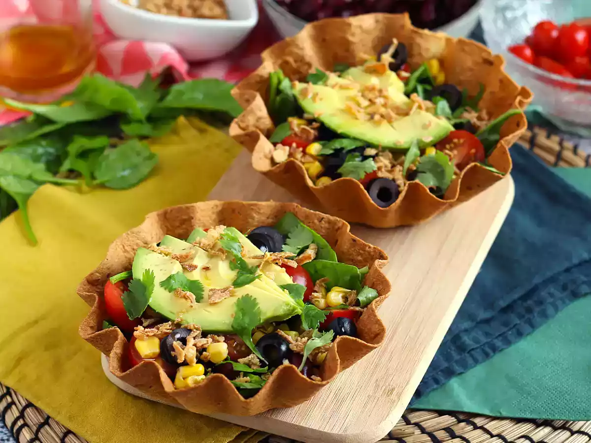Kuinka tehdä tortillakulhoja? Helppo salaatti ilman tiskaamista!