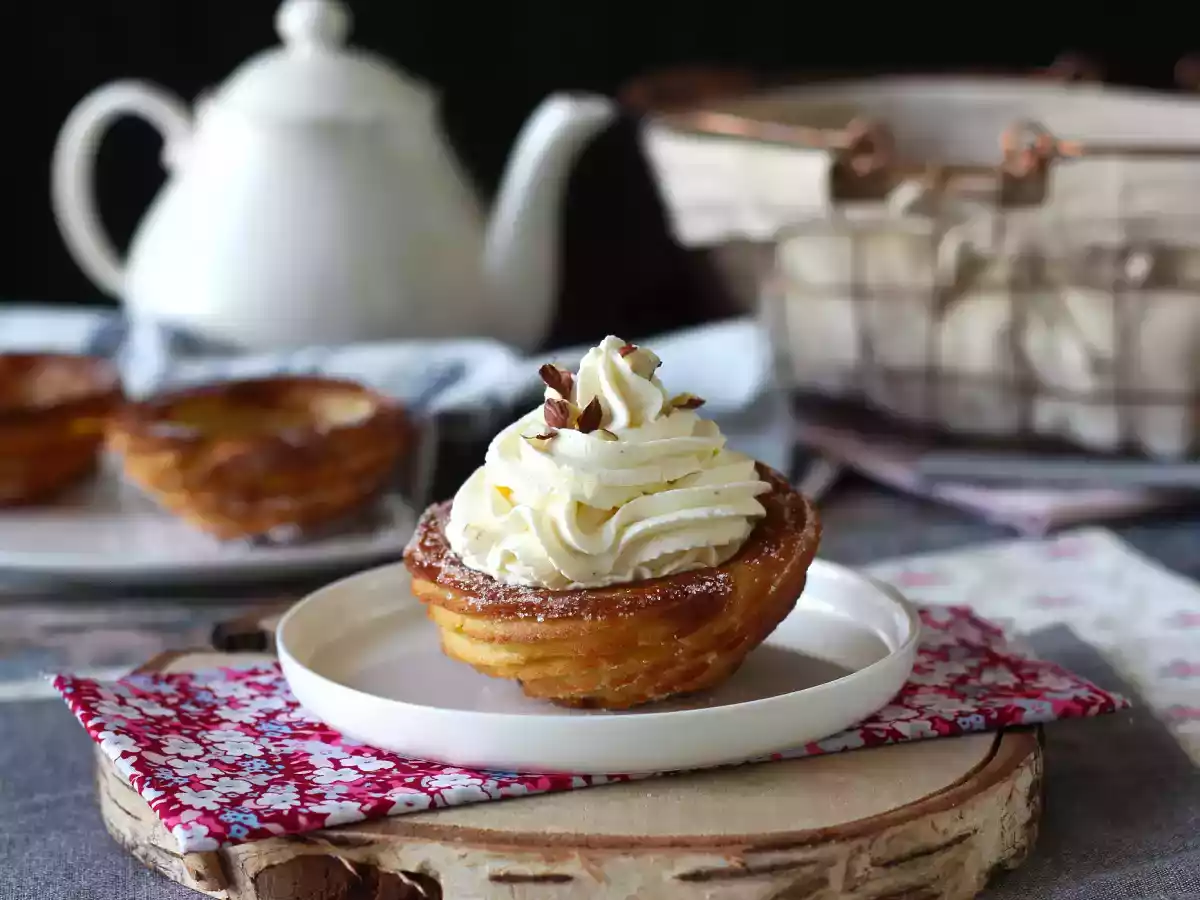 Kulhonmuotoisia paistettuja churroja runsasta täytettä varten.
