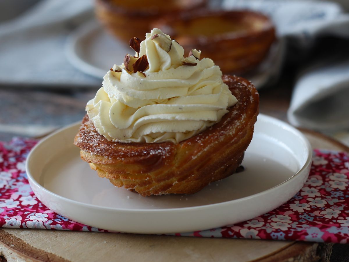 Kulhonmuotoisia paistettuja churroja runsasta täytettä varten. - kuva 3