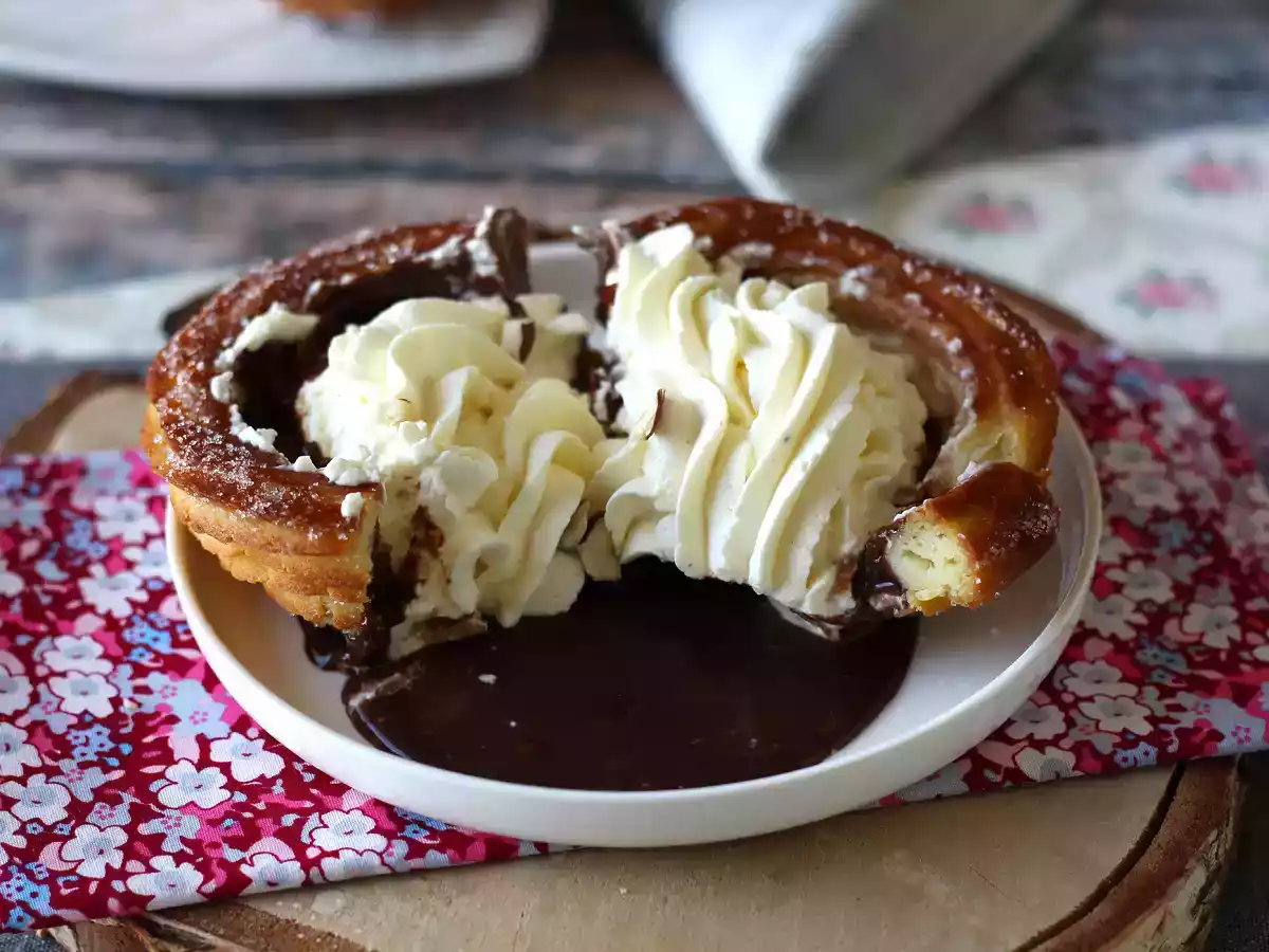 Kulhonmuotoisia paistettuja churroja runsasta täytettä varten. - kuva 5