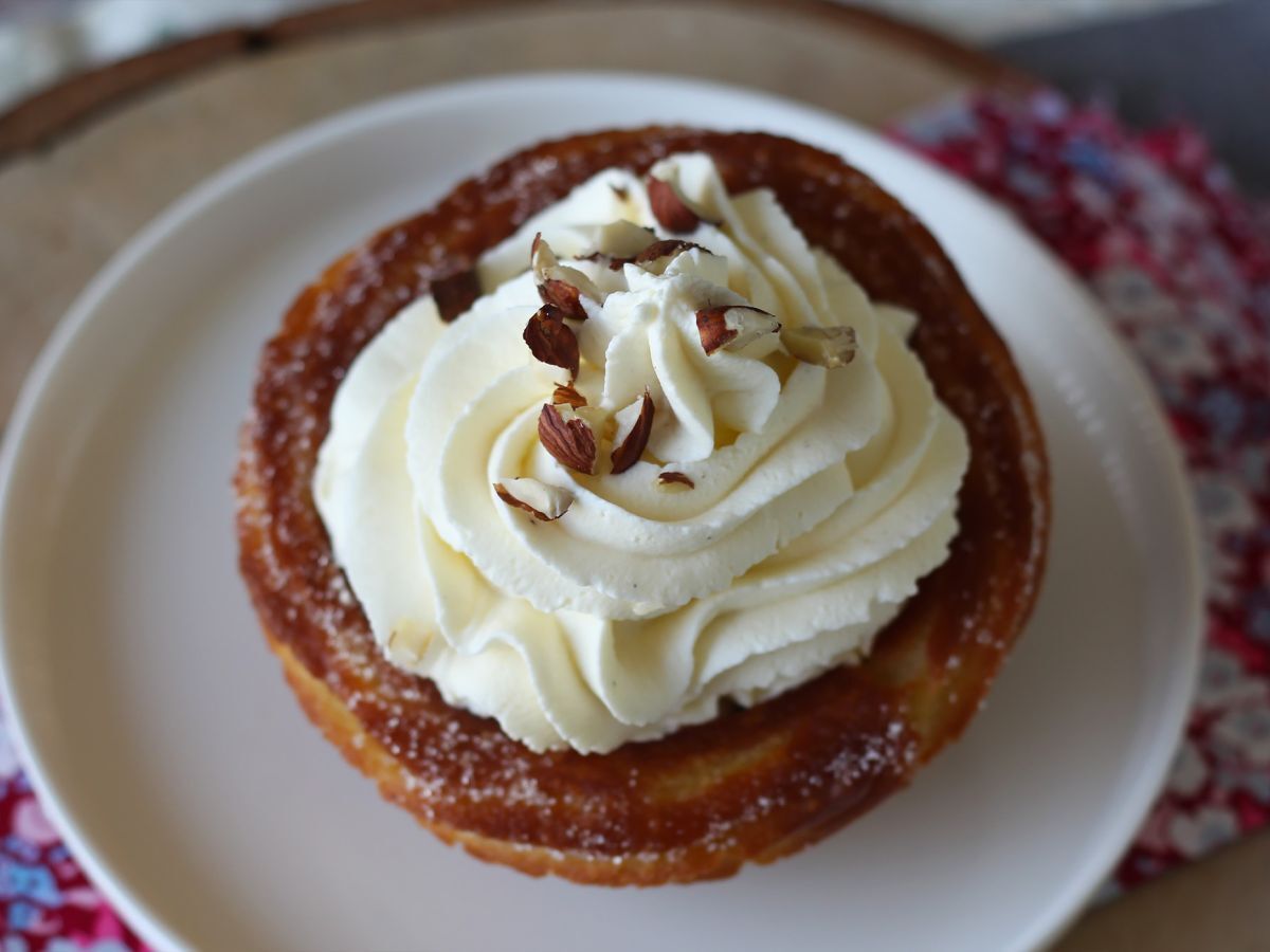Kulhonmuotoisia paistettuja churroja runsasta täytettä varten. - kuva 8