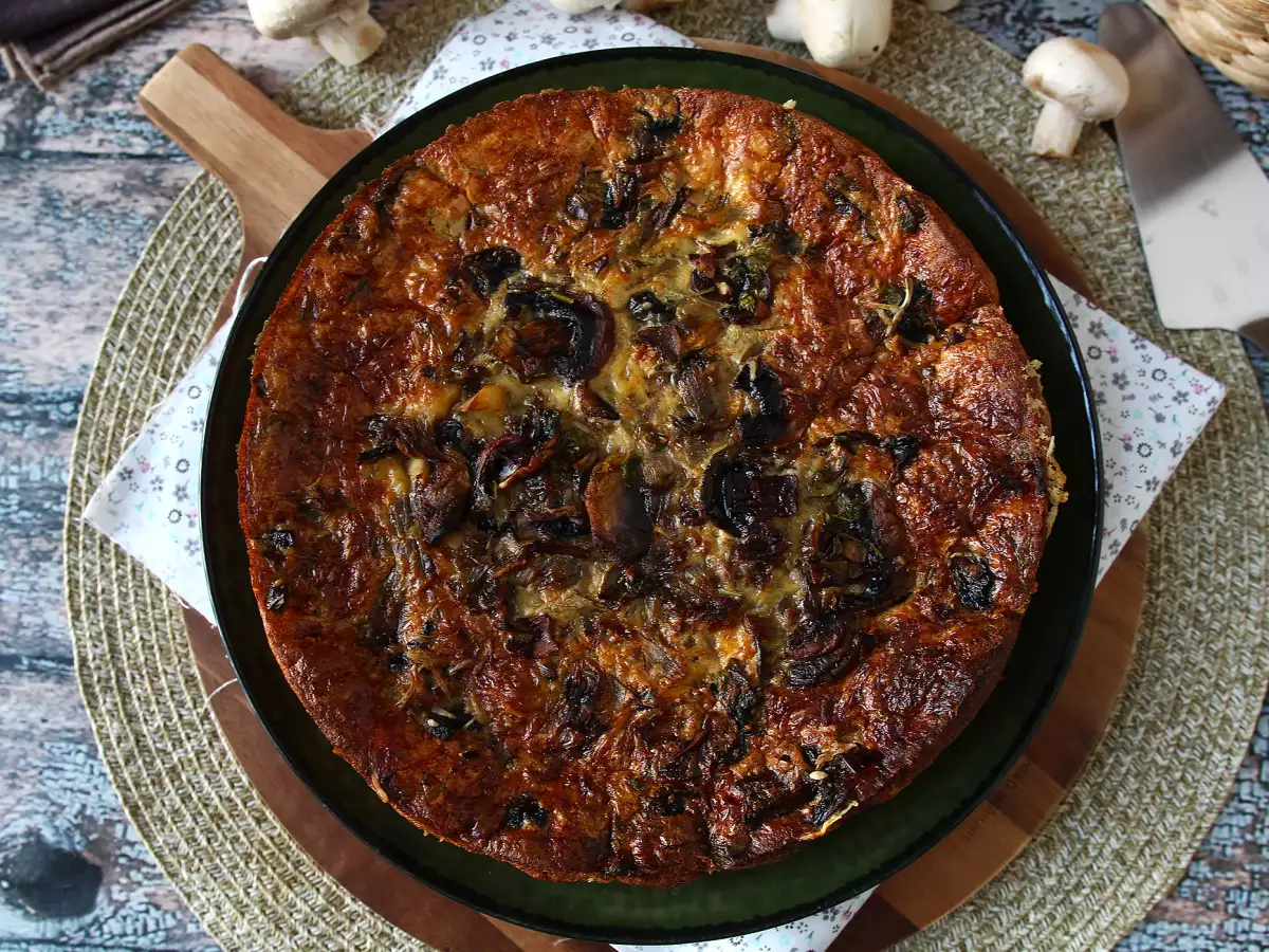 Kuoreton sieniquiche pekonilla ja raejuustolla - kuva 2
