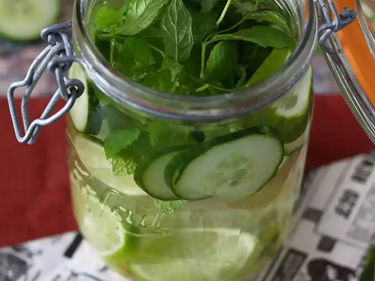 Kurkulla, limetillä, mintulla ja inkiväärillä maustettu vesi. - kuva 4