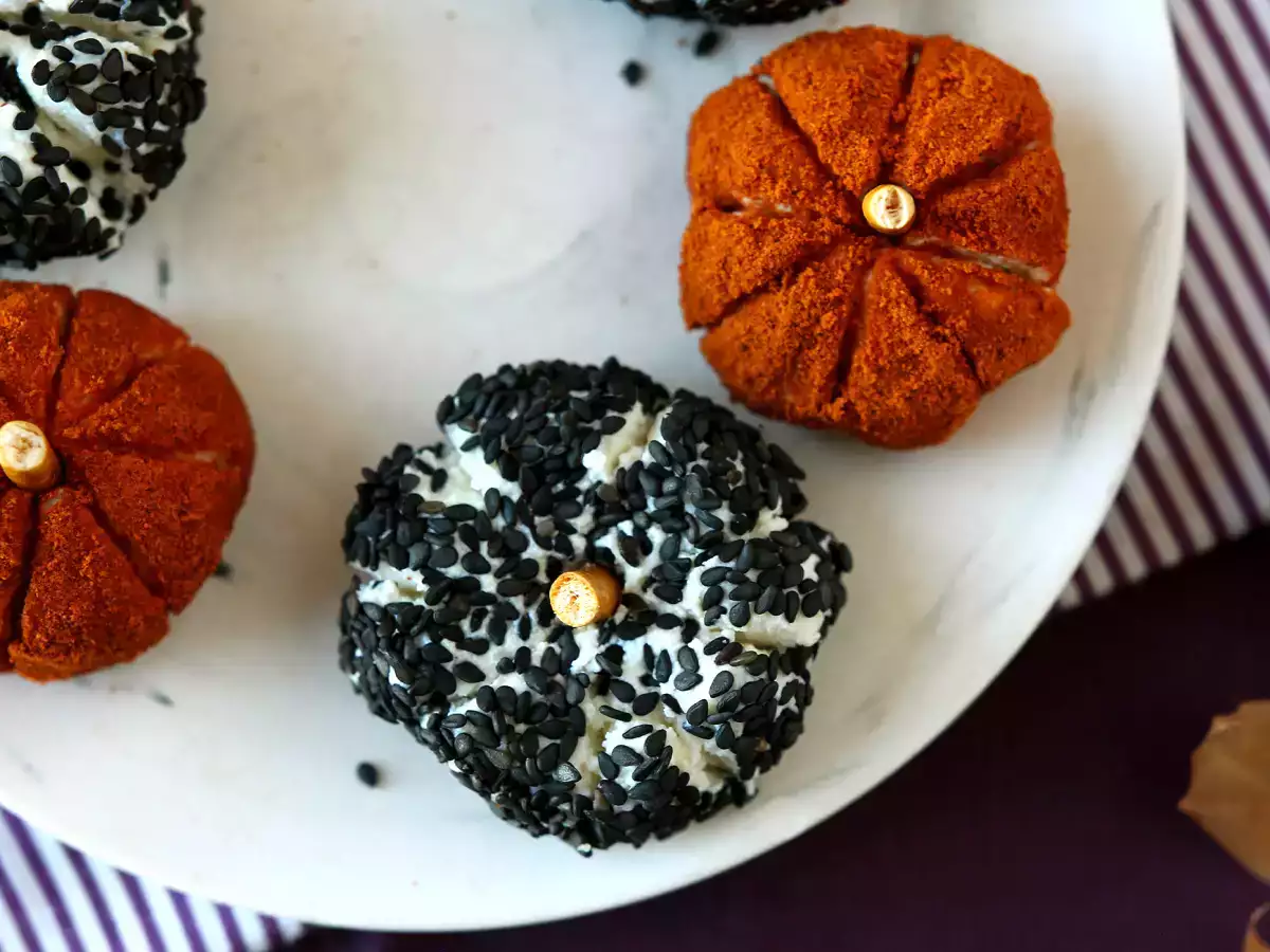 Kurpitsan muotoinen aperitiivijuustolevy, täydellinen Halloweeniin!