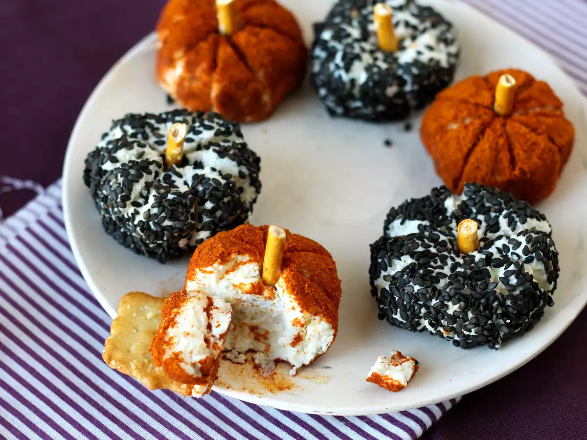 Kurpitsan muotoinen aperitiivijuustolevy, täydellinen Halloweeniin! - kuva 3