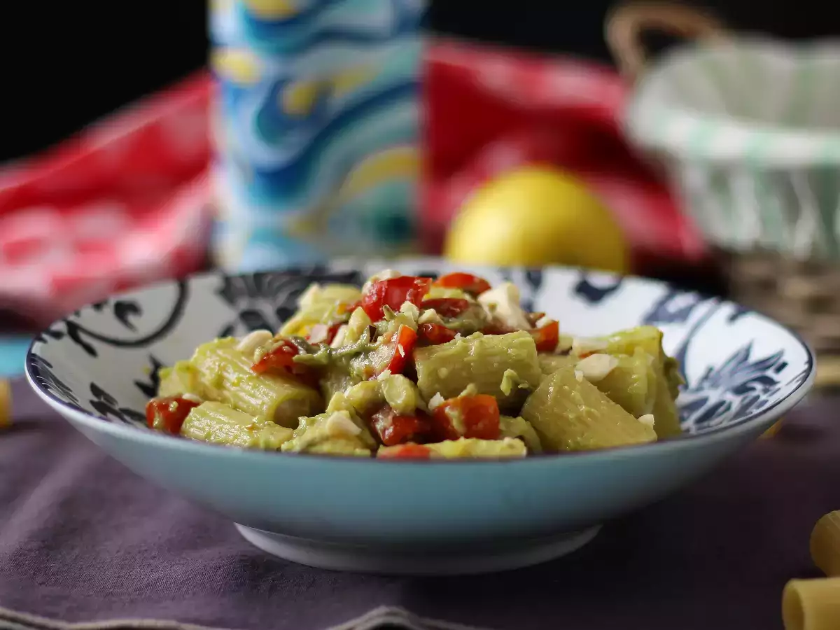 Kylmä pasta avokadokreemillä, manteleilla ja kirsikkatomaateilla – herkullinen kasvisruoka!