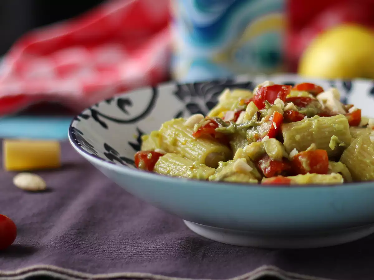Kylmä pasta avokadokreemillä, manteleilla ja kirsikkatomaateilla – herkullinen kasvisruoka! - kuva 3