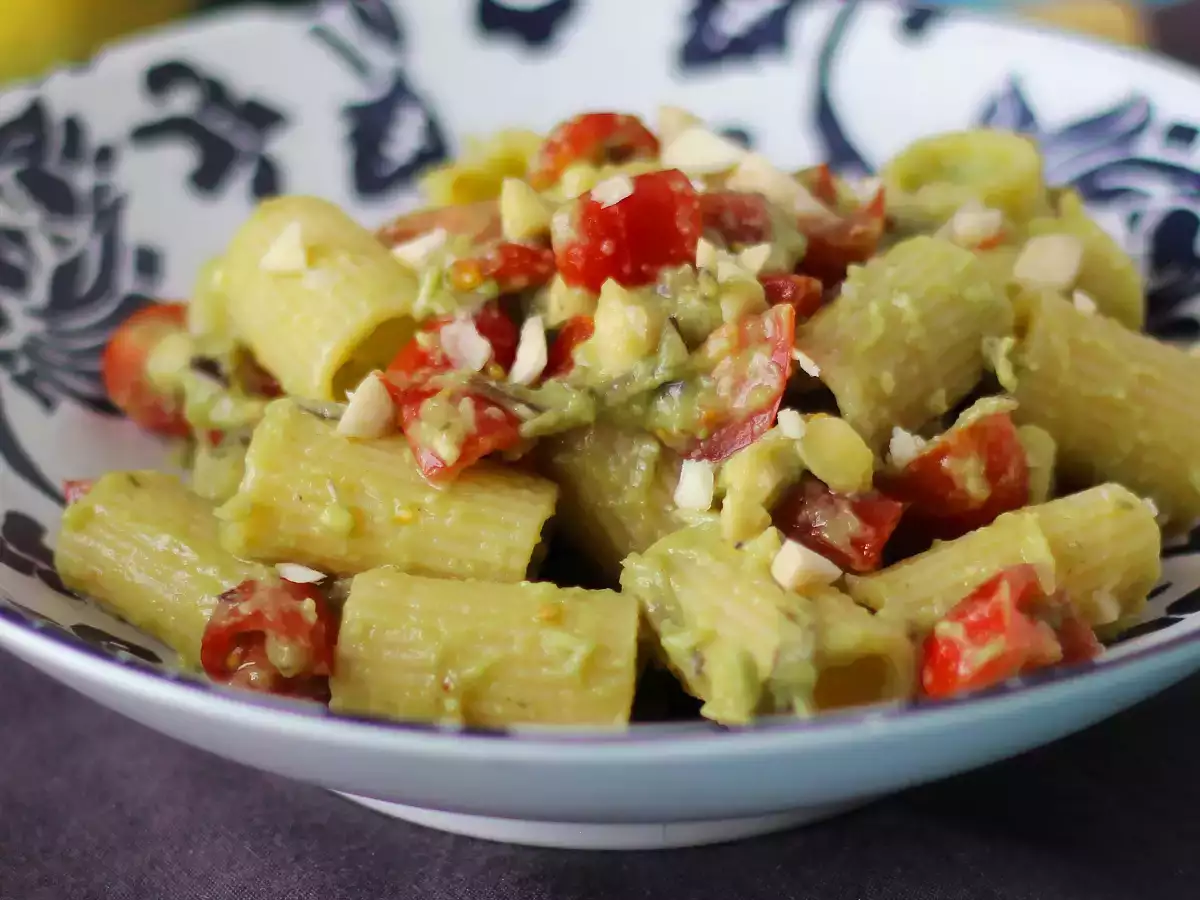 Kylmä pasta avokadokreemillä, manteleilla ja kirsikkatomaateilla – herkullinen kasvisruoka! - kuva 4