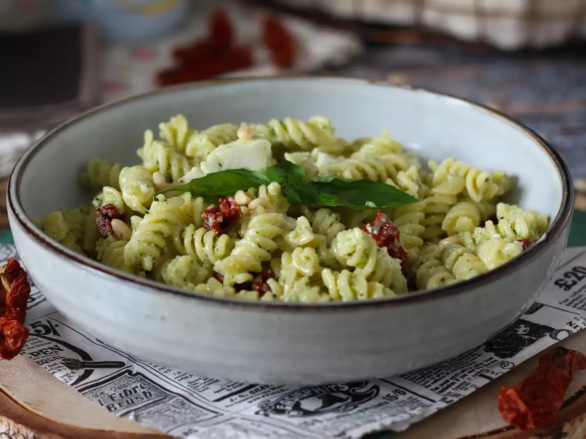 Kylmä pastasalaatti kesäkurpitsapestolla, puhvelinmaidosta valmistetulla mozzarellalla ja aurinkokuivatuilla tomaateilla