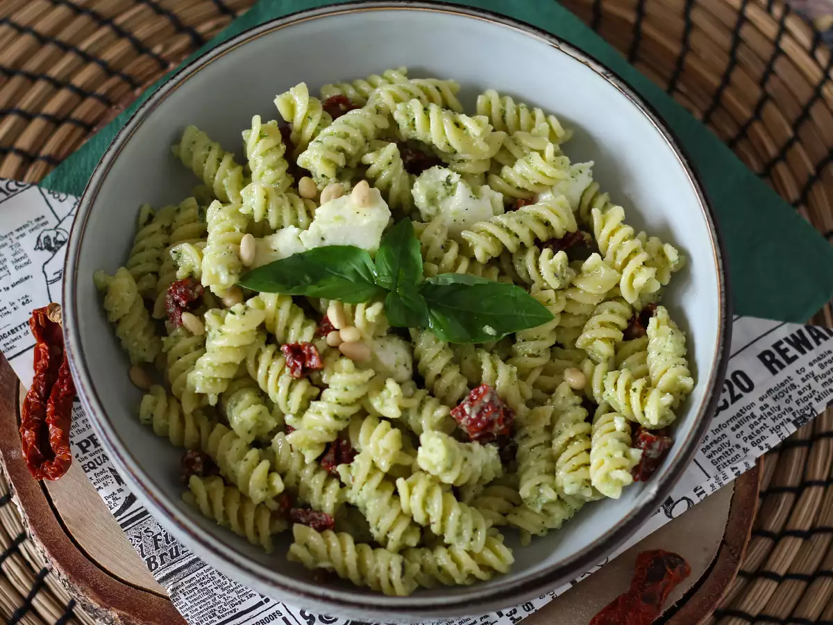 Kylmä pastasalaatti kesäkurpitsapestolla, puhvelinmaidosta valmistetulla mozzarellalla ja aurinkokuivatuilla tomaateilla - kuva 4