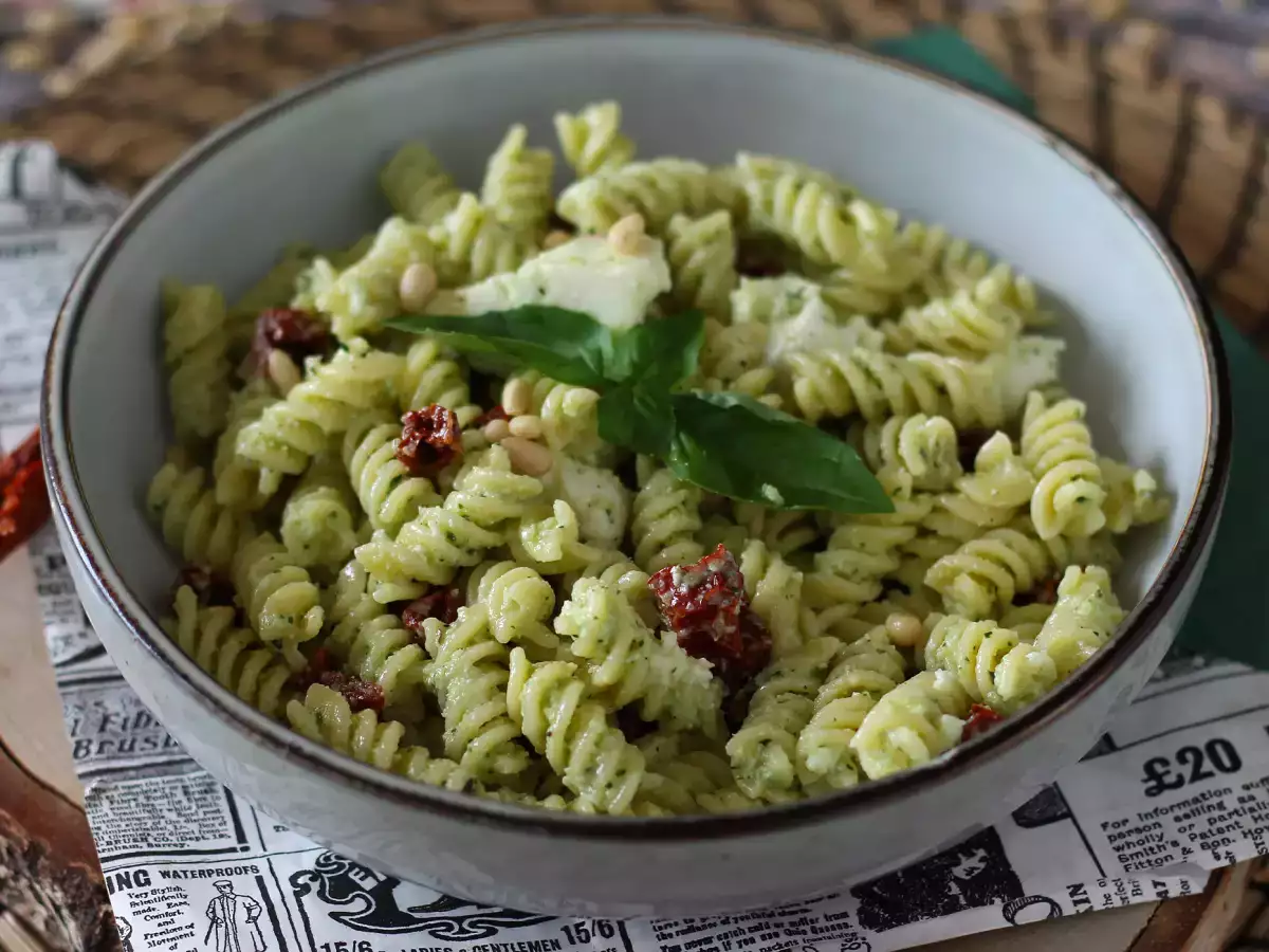 Kylmä pastasalaatti kesäkurpitsapestolla, puhvelinmaidosta valmistetulla mozzarellalla ja aurinkokuivatuilla tomaateilla - kuva 5