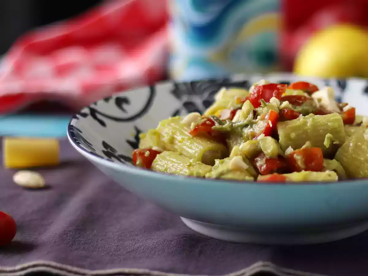 Kylmää pastaa avokadokermalla, manteleilla ja kirsikkatomaateilla: kasvisruokaa ja erittäin maukasta! - kuva 3
