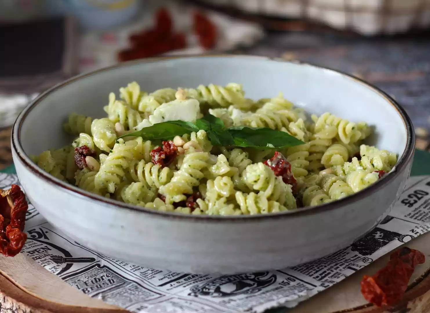 Kylmää pastaa kesäkurpitsapeston, puhvelimozzarellan ja aurinkokuivattujen tomaattien kanssa