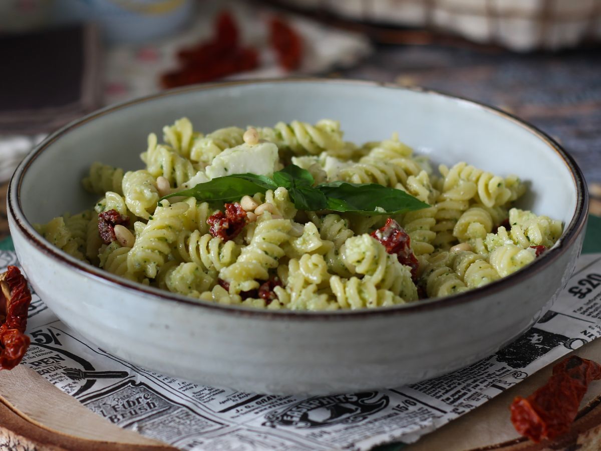 Kylmää pastaa kesäkurpitsapeston, puhvelimozzarellan ja aurinkokuivattujen tomaattien kanssa