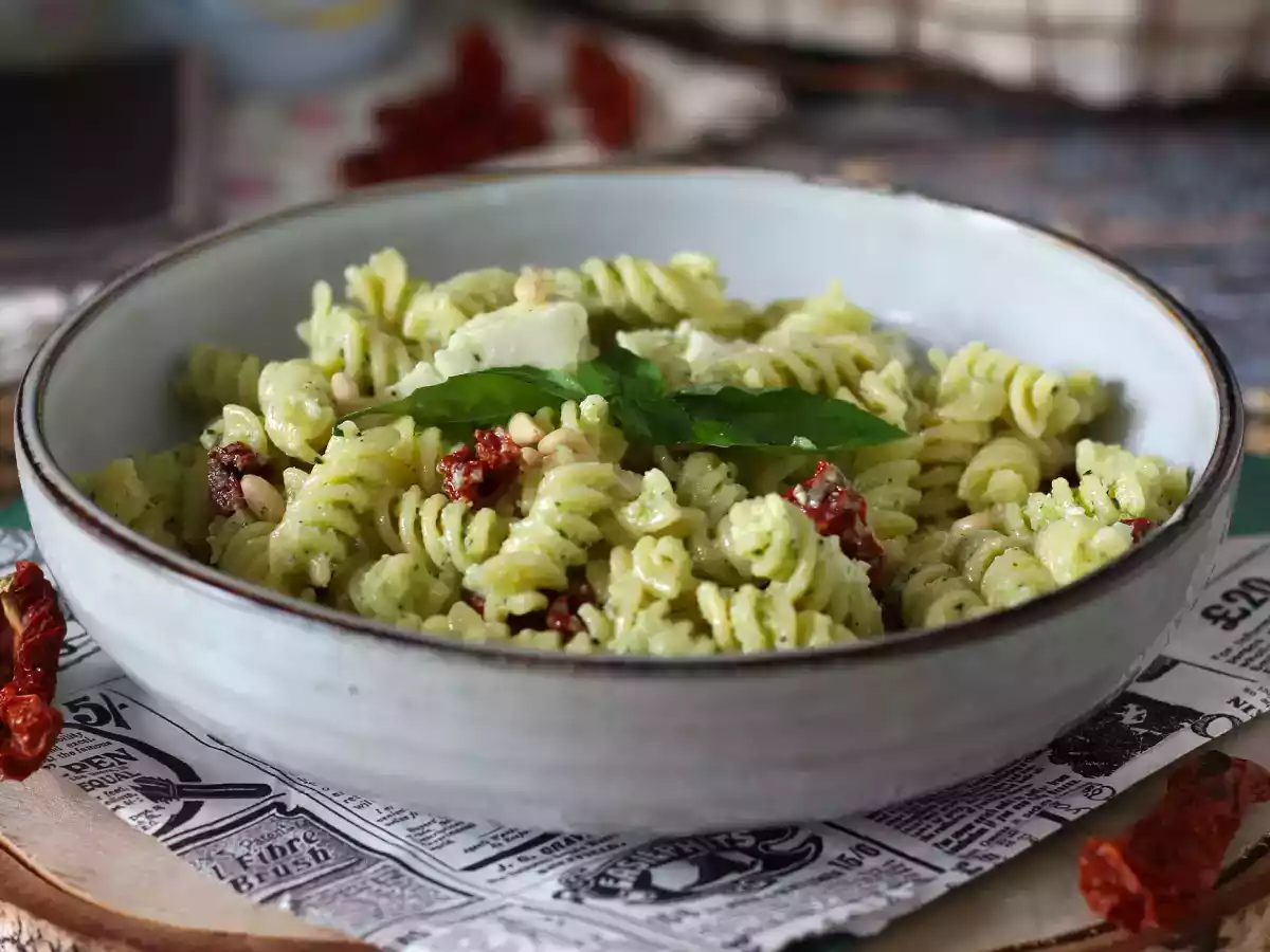 Kylmää pastaa kesäkurpitsapeston, puhvelimozzarellan ja aurinkokuivattujen tomaattien kanssa