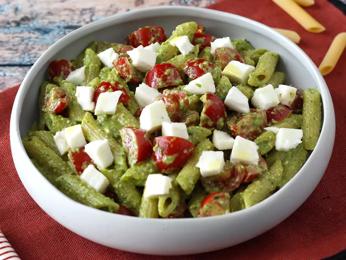 Kylmää pastaa rucolapestolla, kirsikkatomaateilla ja mozzarellalla: raikas ja nopea kesäresepti. - kuva 2