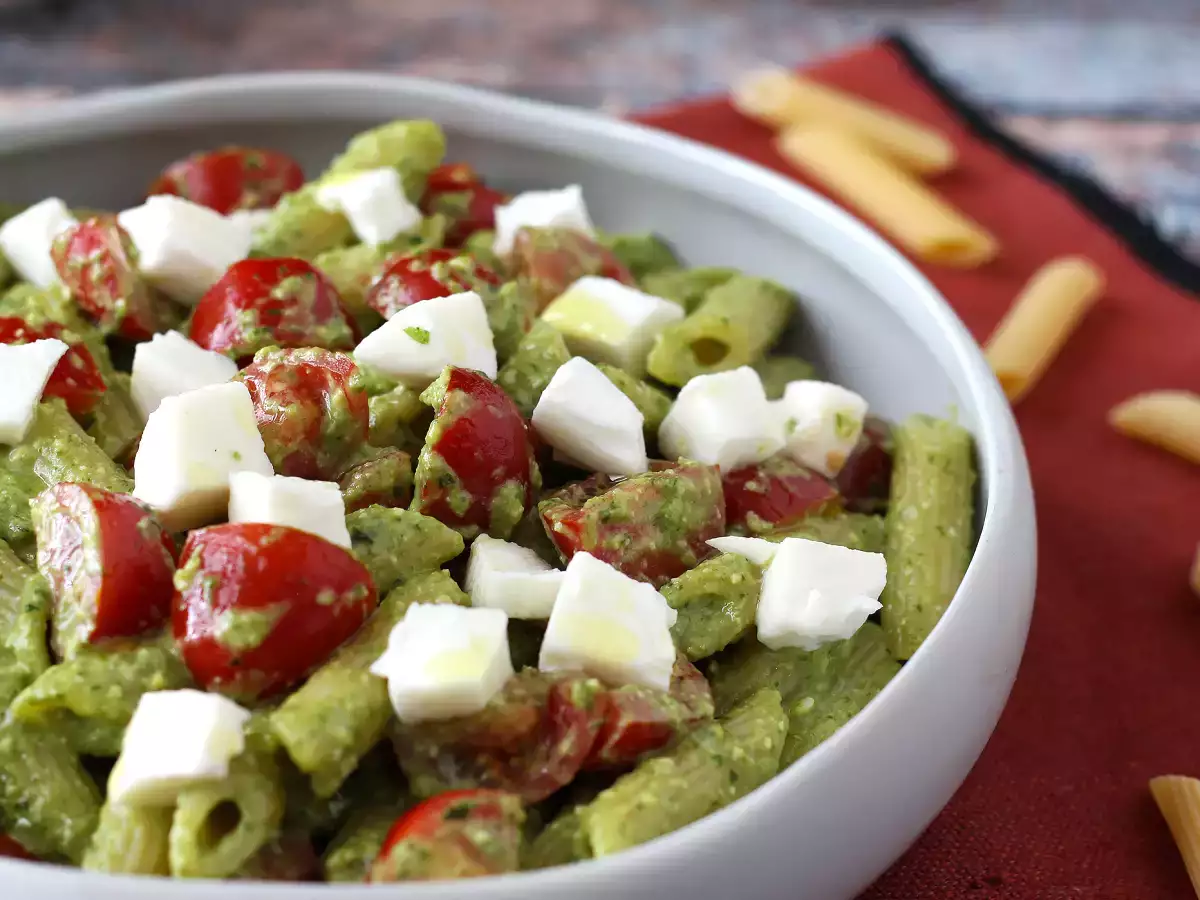 Kylmää pastaa rucolapestolla, kirsikkatomaateilla ja mozzarellalla: raikas ja nopea kesäresepti. - kuva 4