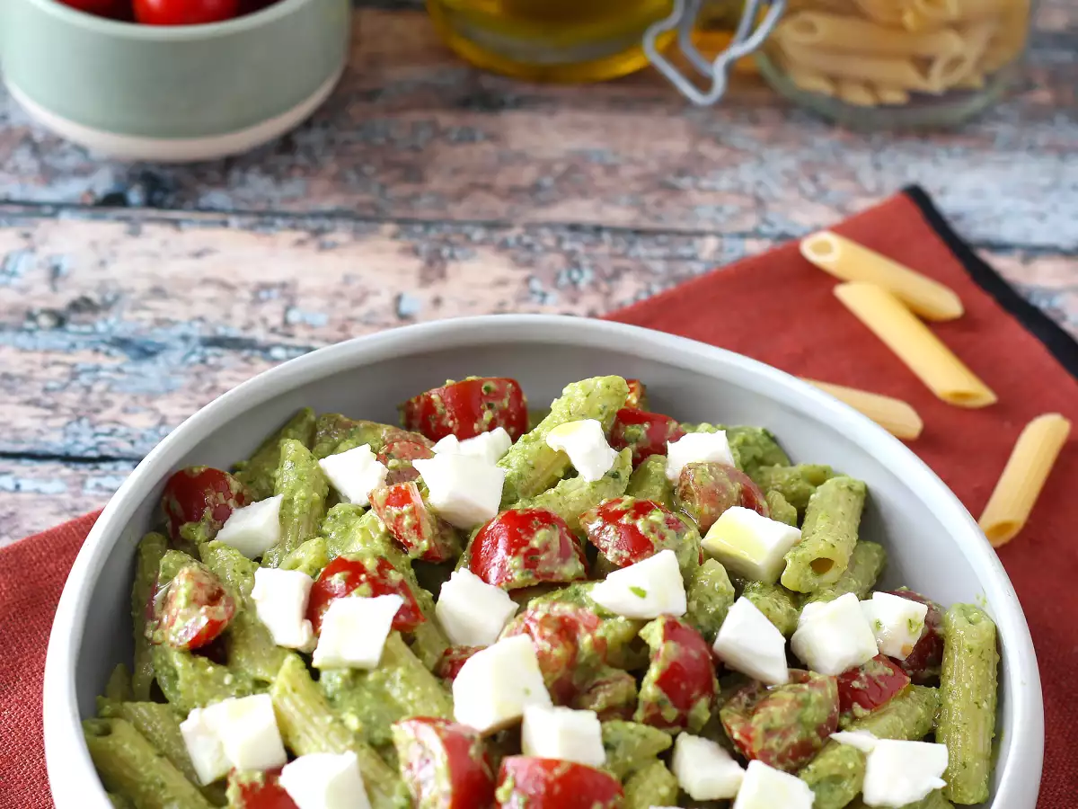 Kylmää pastaa rucolapestolla, kirsikkatomaateilla ja mozzarellalla: raikas ja nopea kesäresepti. - kuva 5