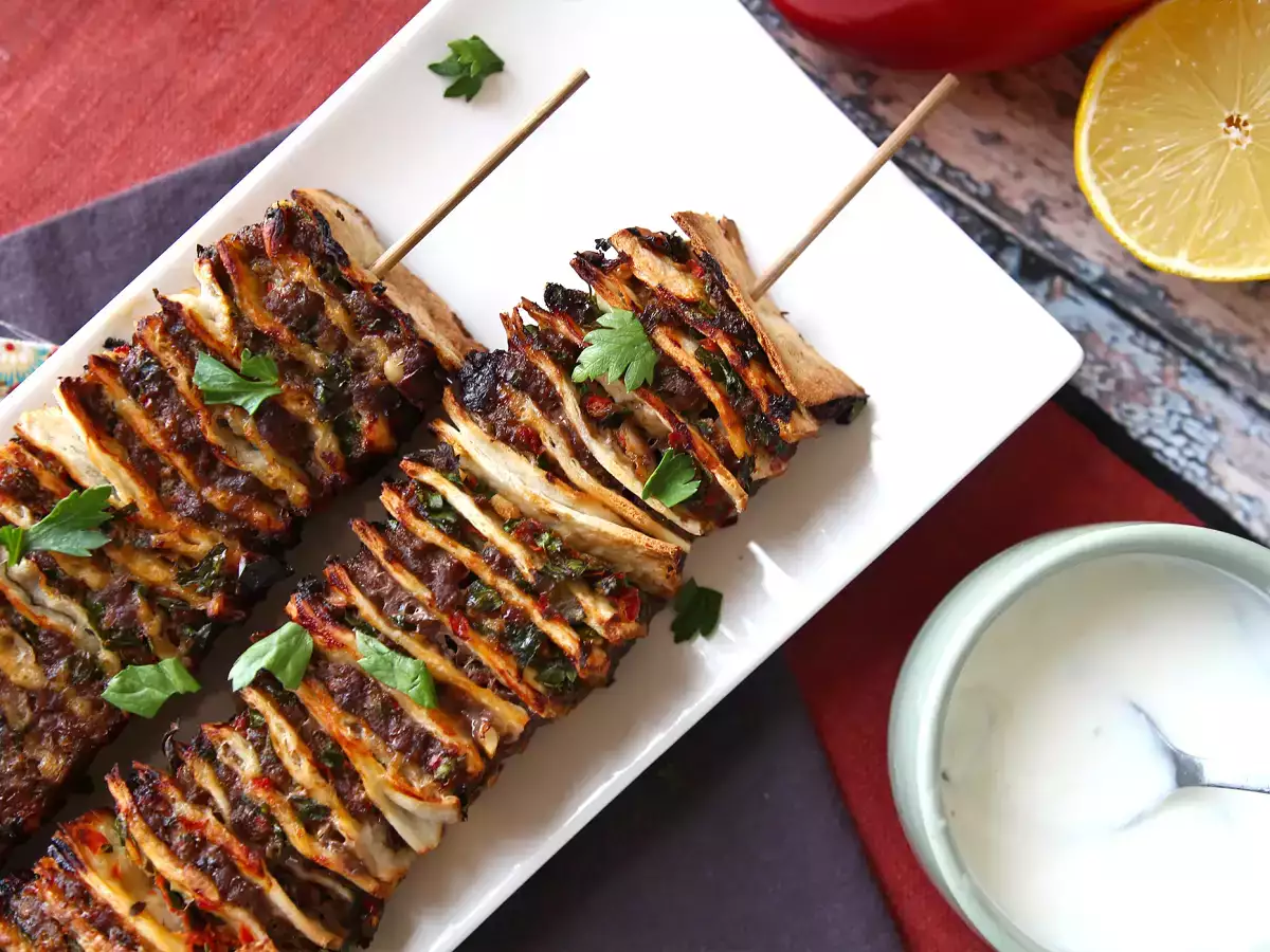 Lavash kebab tortillojen kanssa, kuuluisat helpot uunissa paistetut kebabit!