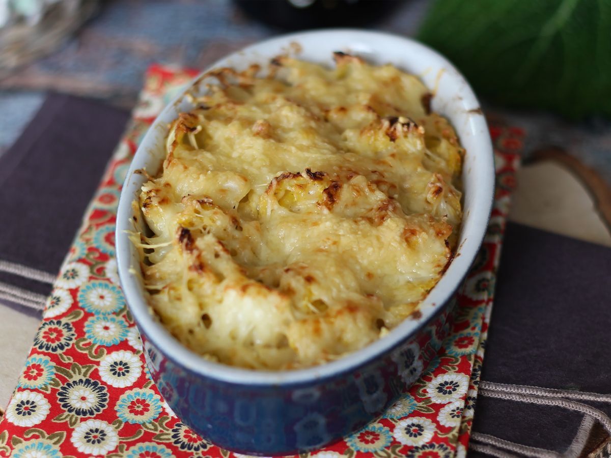 Lehtikaali gratin bechamel-kastikkeen ja juuston kera