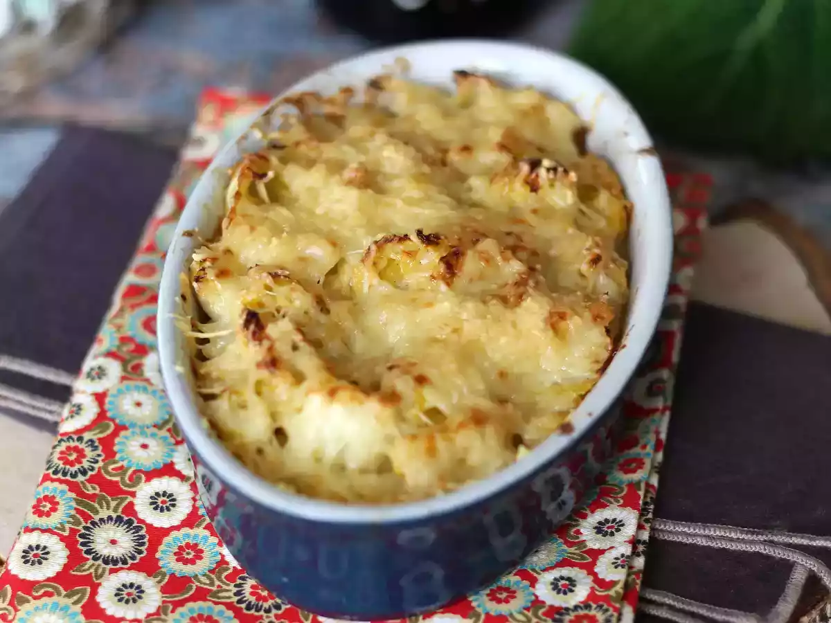 Lehtikaali gratin bechamel-kastikkeen ja juuston kera