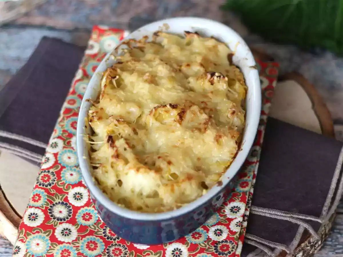 Lehtikaali gratin bechamel-kastikkeen ja juuston kera - kuva 3