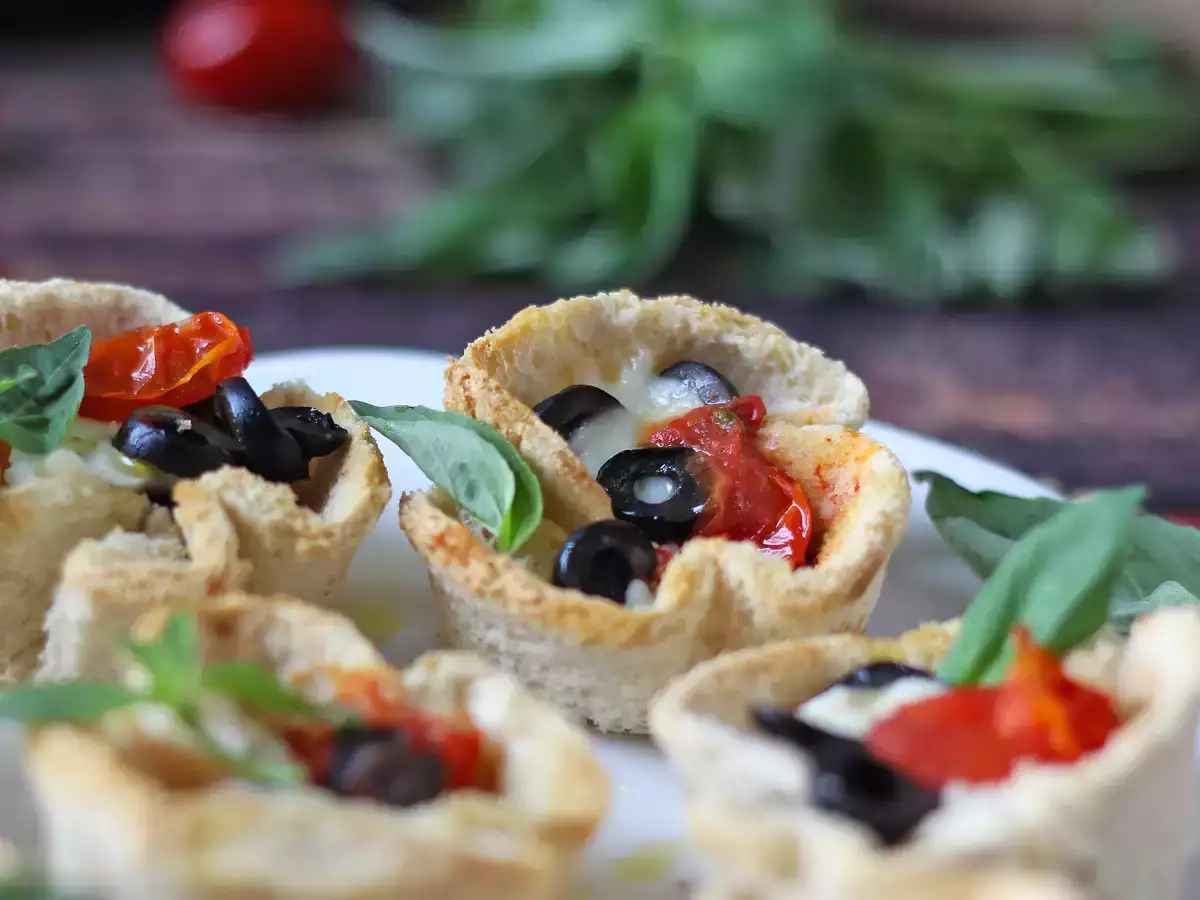 Leipäkorit, joissa on mozzarellaa, kirsikkatomaatteja ja mustia oliiveja. - kuva 2