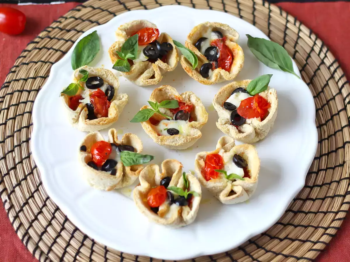 Leipäkorit, joissa on mozzarellaa, kirsikkatomaatteja ja mustia oliiveja. - kuva 3