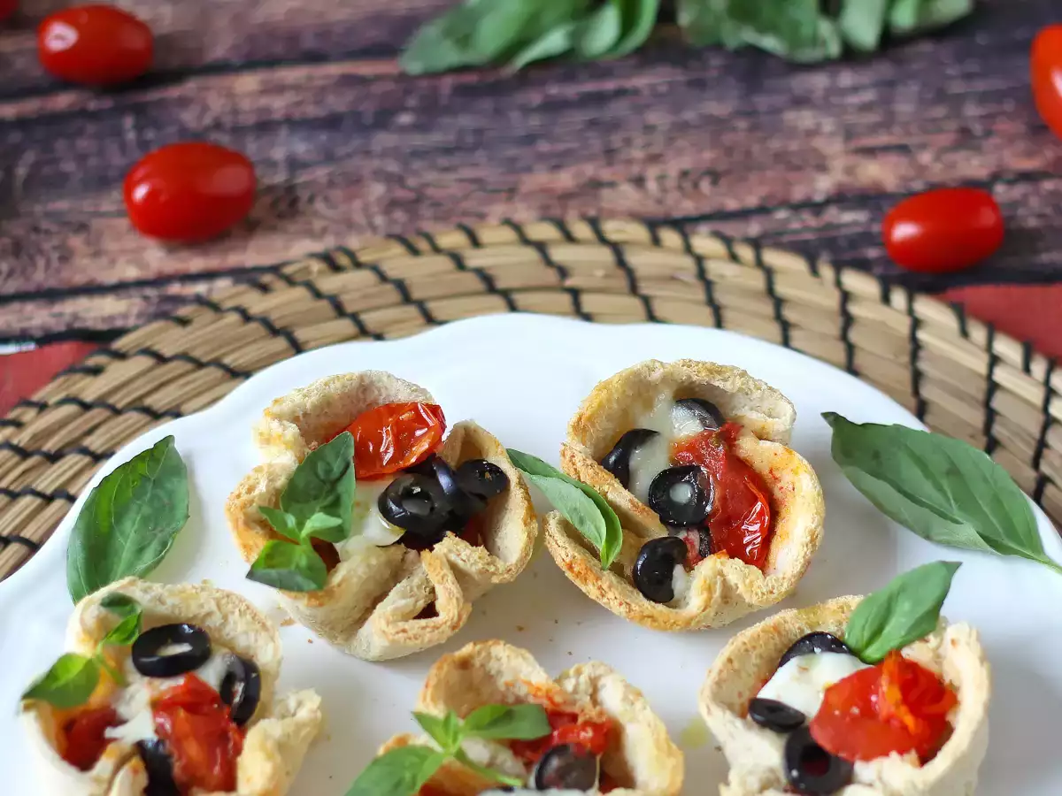 Leipäkorit, joissa on mozzarellaa, kirsikkatomaatteja ja mustia oliiveja. - kuva 4