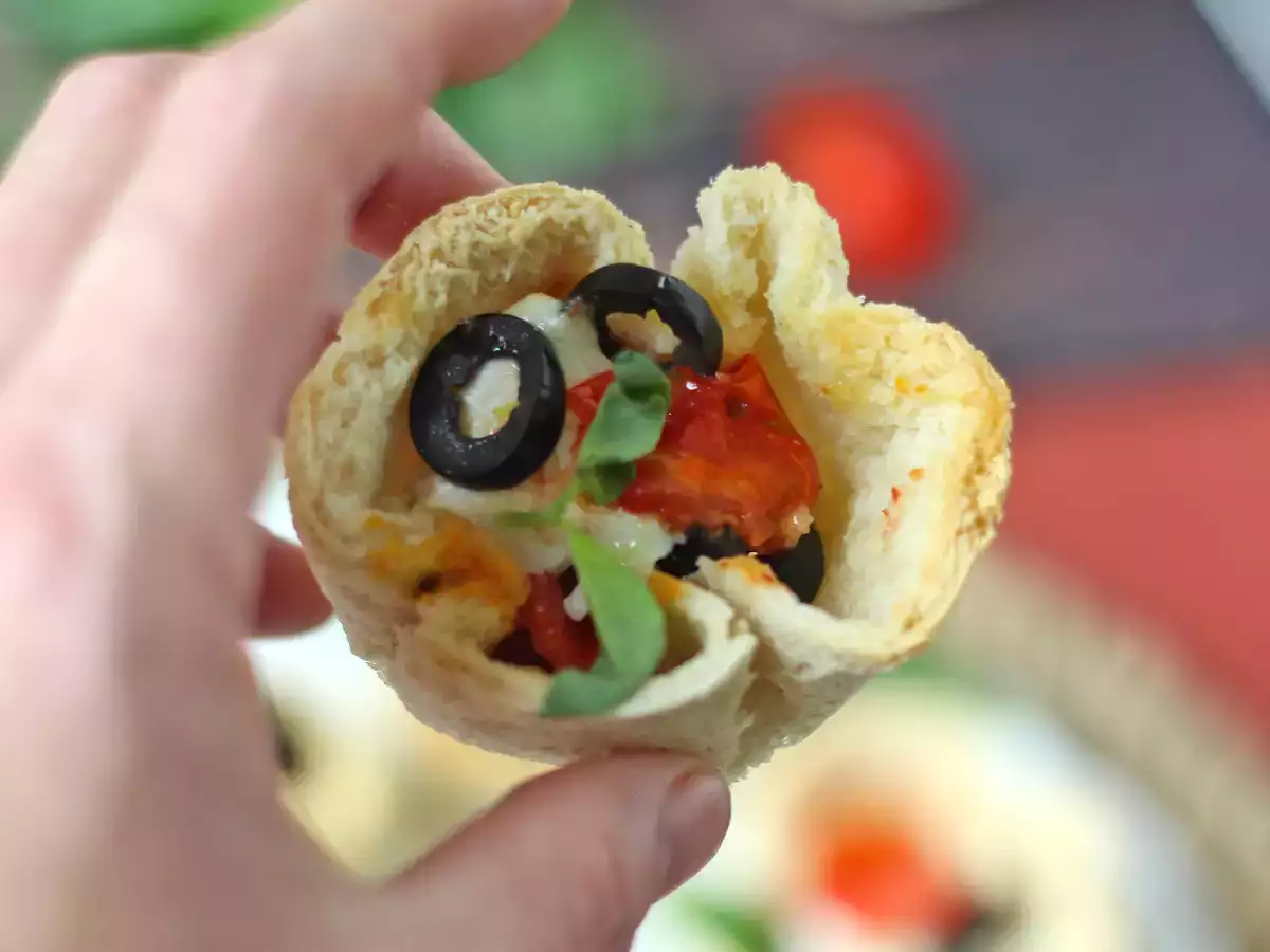 Leipäkorit, joissa on mozzarellaa, kirsikkatomaatteja ja mustia oliiveja. - kuva 5