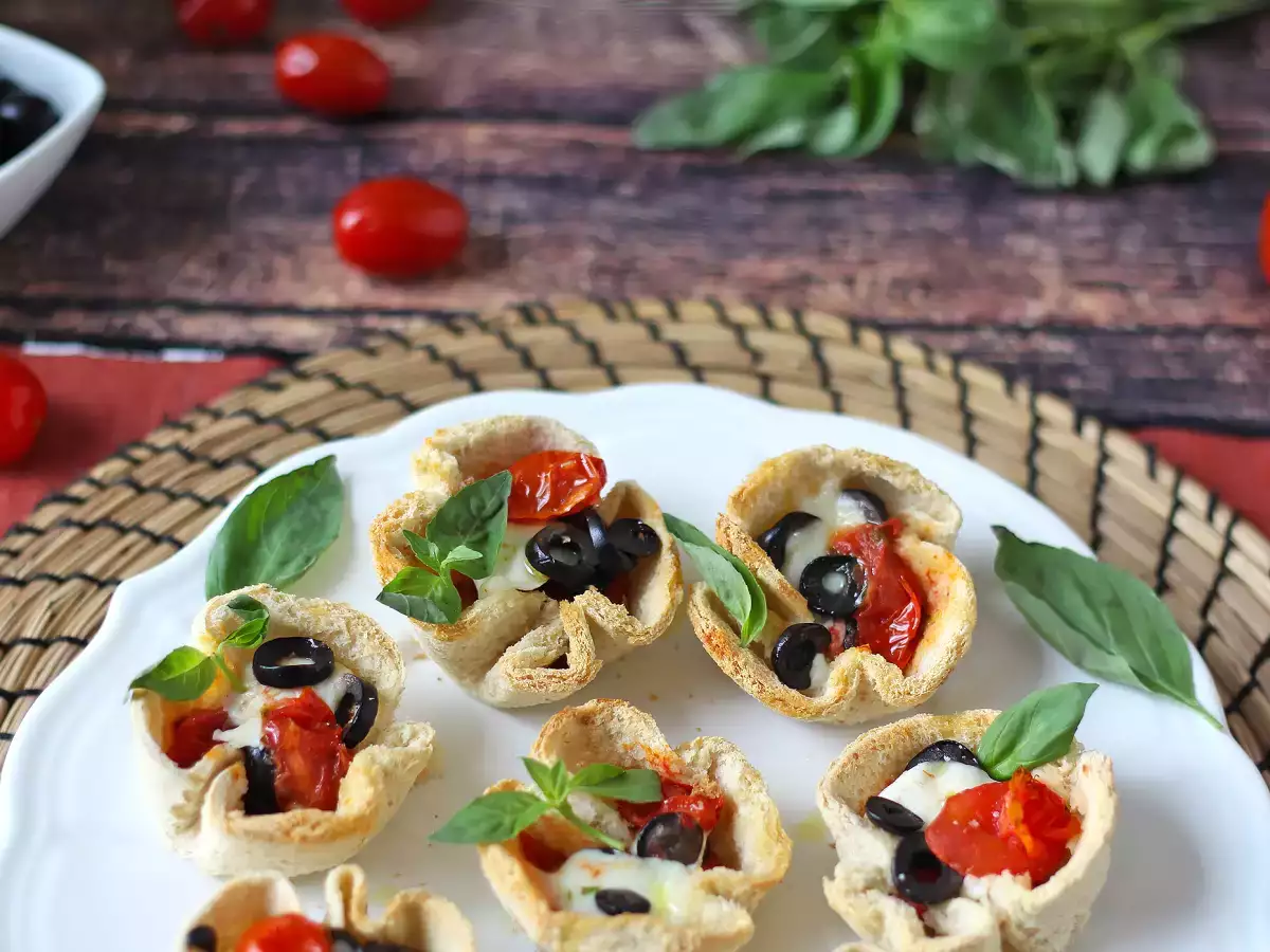 Leipäkorit, joissa on mozzarellaa, kirsikkatomaatteja ja mustia oliiveja. - kuva 6