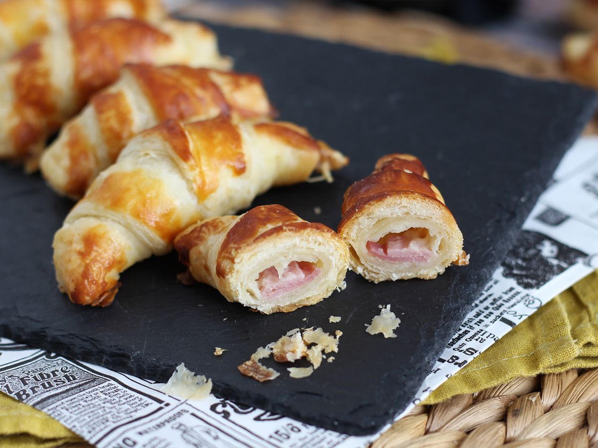 Leivonnaiscroissantit béchamel-kastikkeella, kinkulla ja juustolla