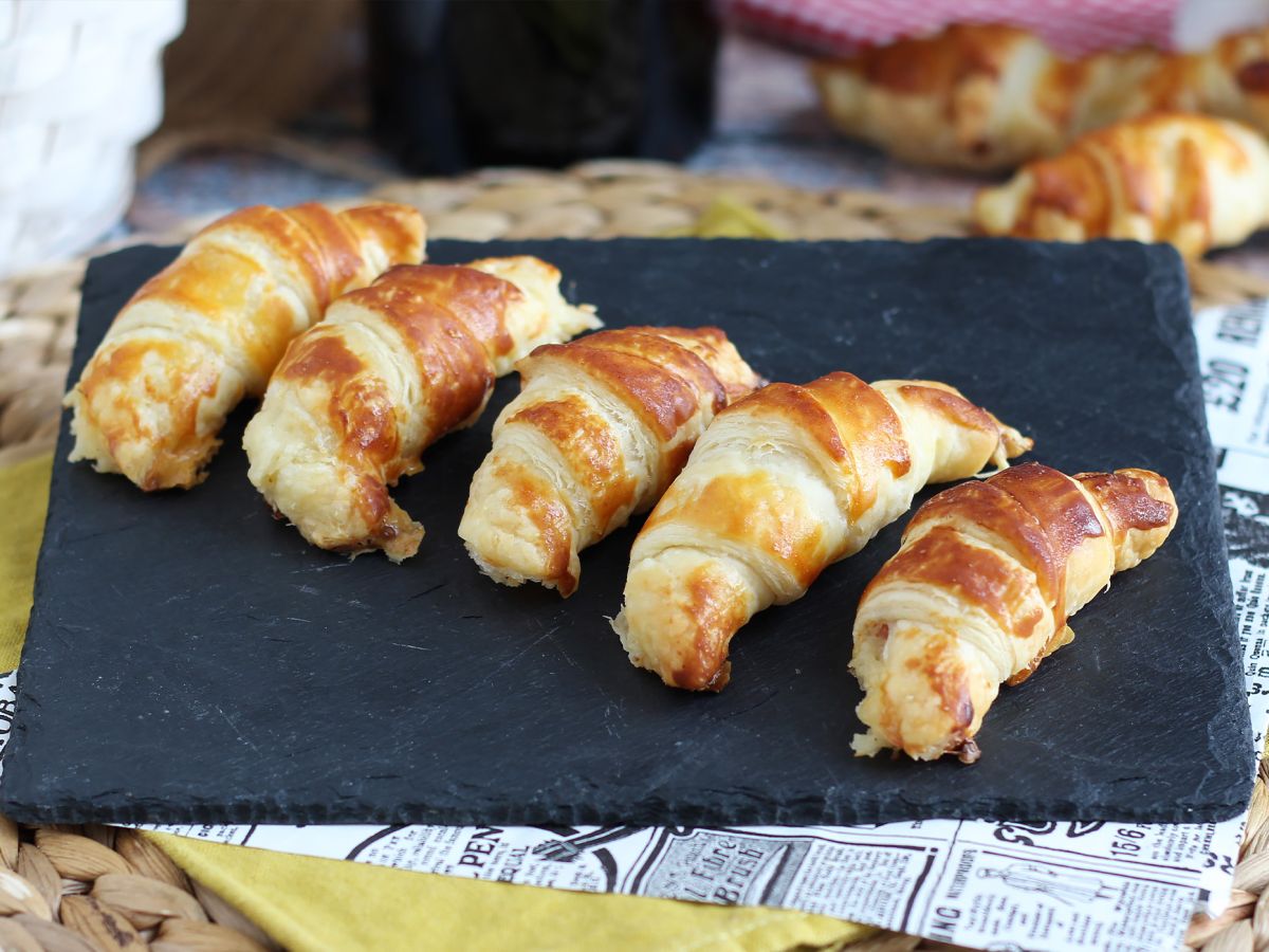 Leivonnaiscroissantit béchamel-kastikkeella, kinkulla ja juustolla - kuva 2