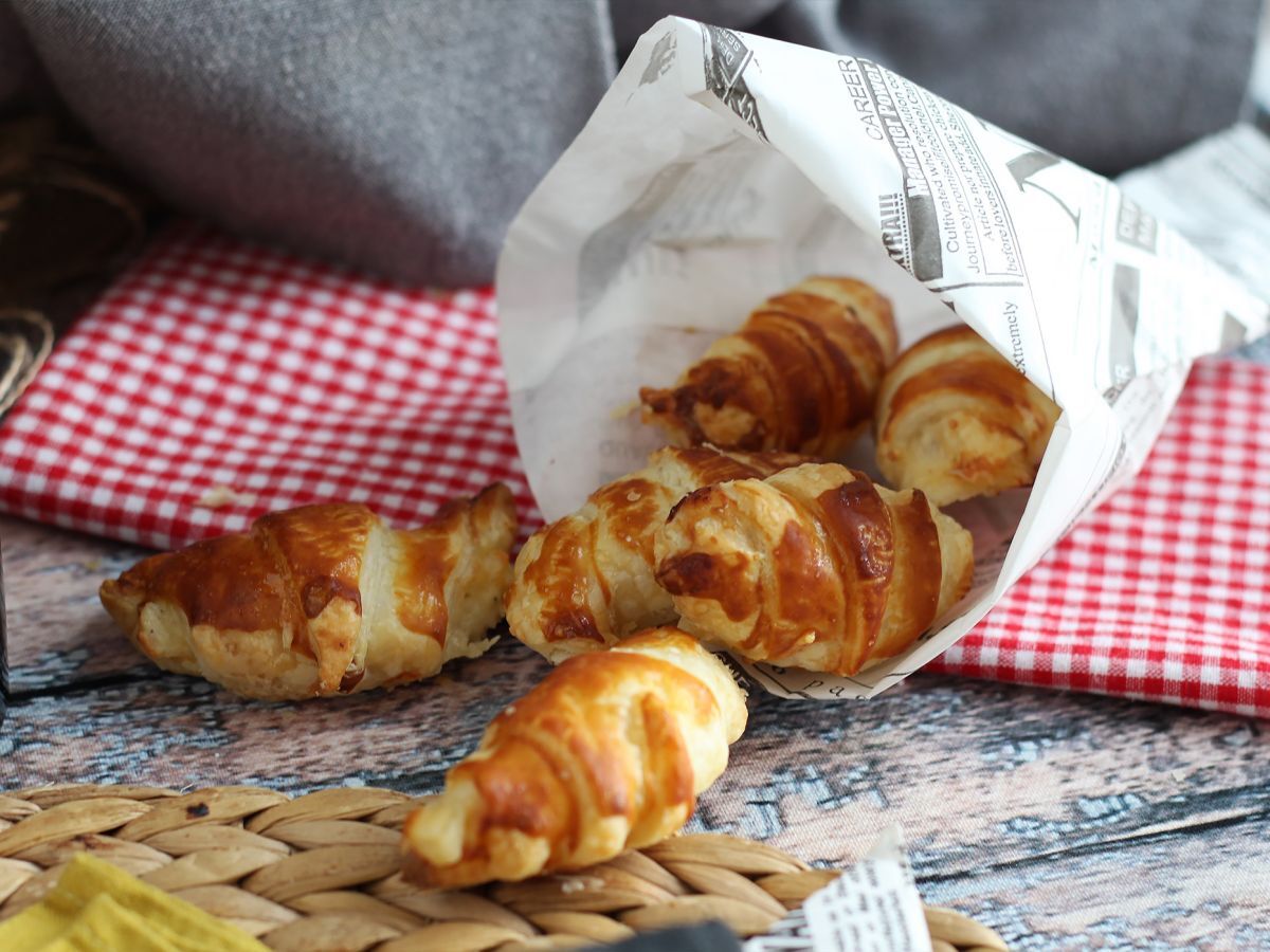 Leivonnaiscroissantit béchamel-kastikkeella, kinkulla ja juustolla - kuva 3
