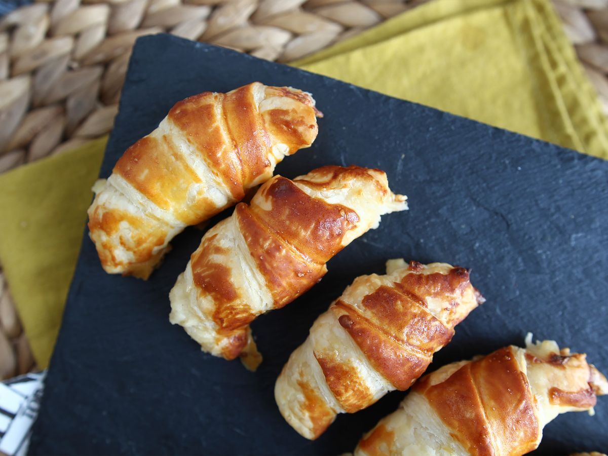 Leivonnaiscroissantit béchamel-kastikkeella, kinkulla ja juustolla - kuva 4