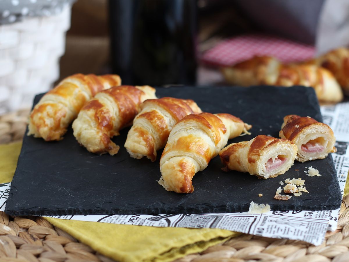 Leivonnaiscroissantit béchamel-kastikkeella, kinkulla ja juustolla - kuva 5
