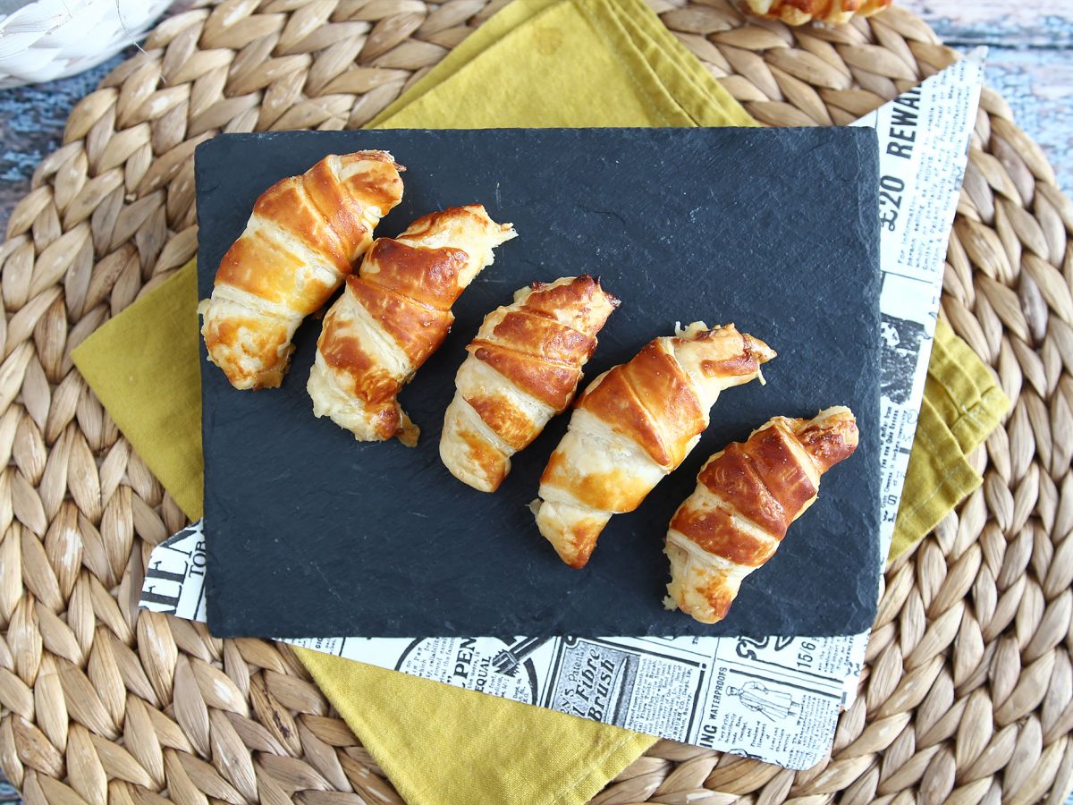 Leivonnaiscroissantit béchamel-kastikkeella, kinkulla ja juustolla - kuva 6